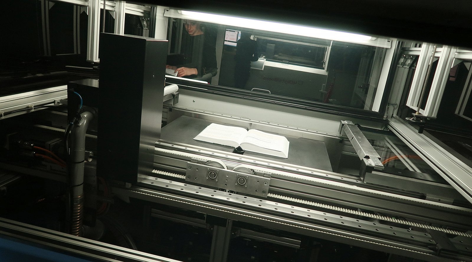 Největšímu skeneru (4DigitalBooks DL 3003) přezdívají Fík. Jeho dostatečně dimenzovaná konstrukce odolá dlouholetému provoznímu zatížení.