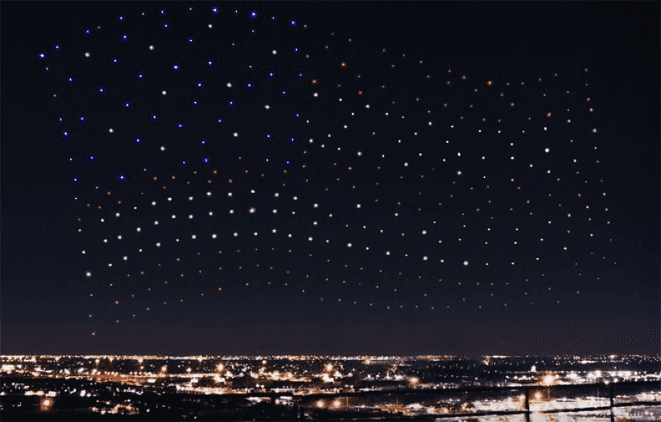 Americká vlajka vytvořená z osvětlených dronů v přestávce finále Super Bowlu v únoru 2017