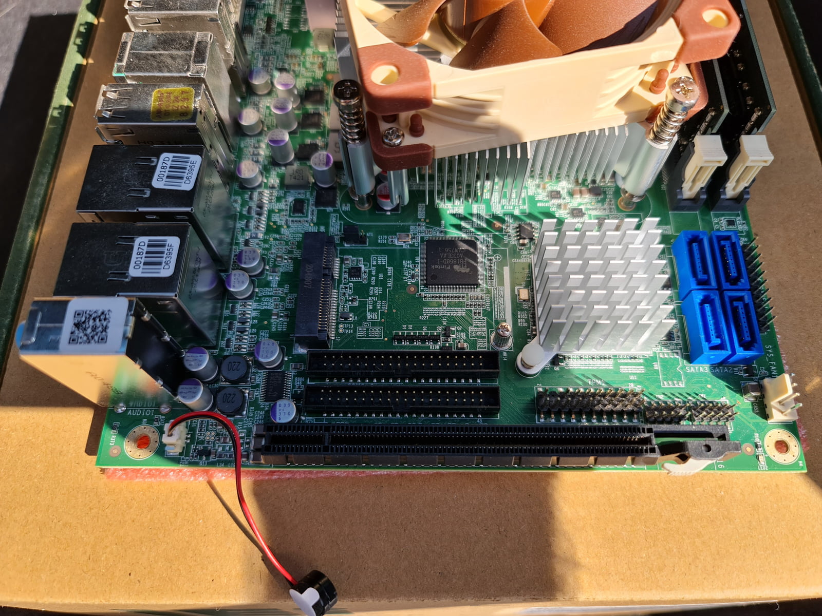 Deska IEI s čínským x86 procesorem Zhaoxin KaiXian KX-U6580