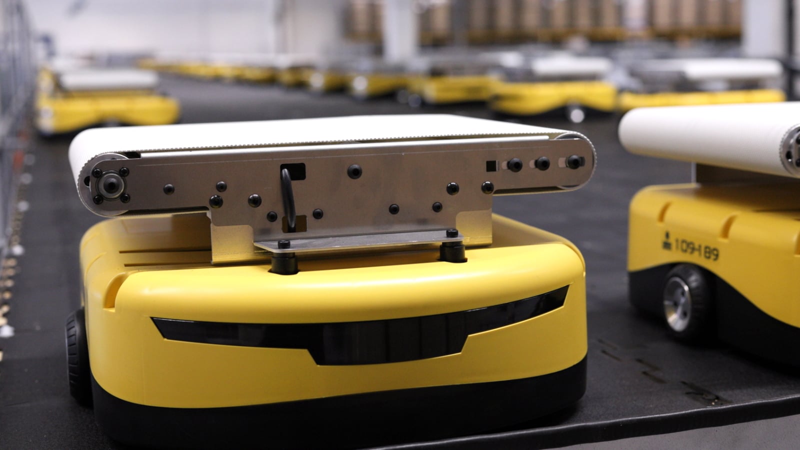 Autodrom křížený s Pacmanem. Zásilkovna má robotické třídičky