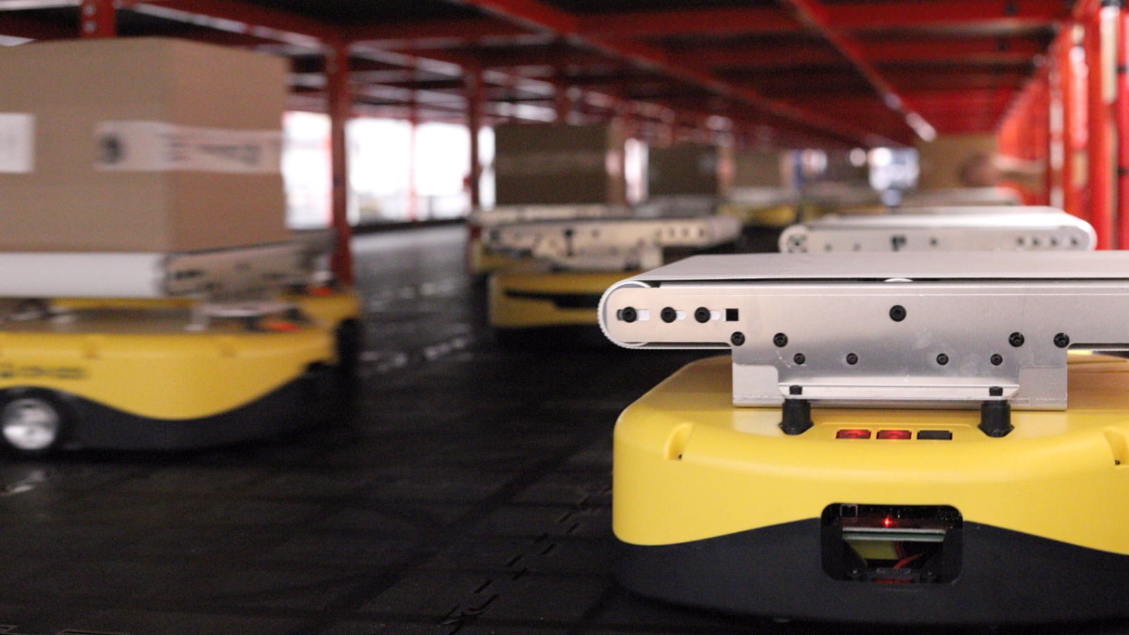Autodrom křížený s Pacmanem. Zásilkovna má robotické třídičky