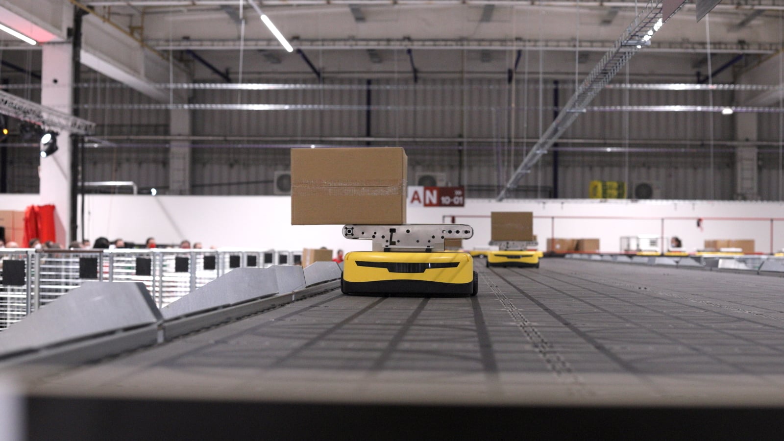Autodrom křížený s Pacmanem. Zásilkovna má robotické třídičky