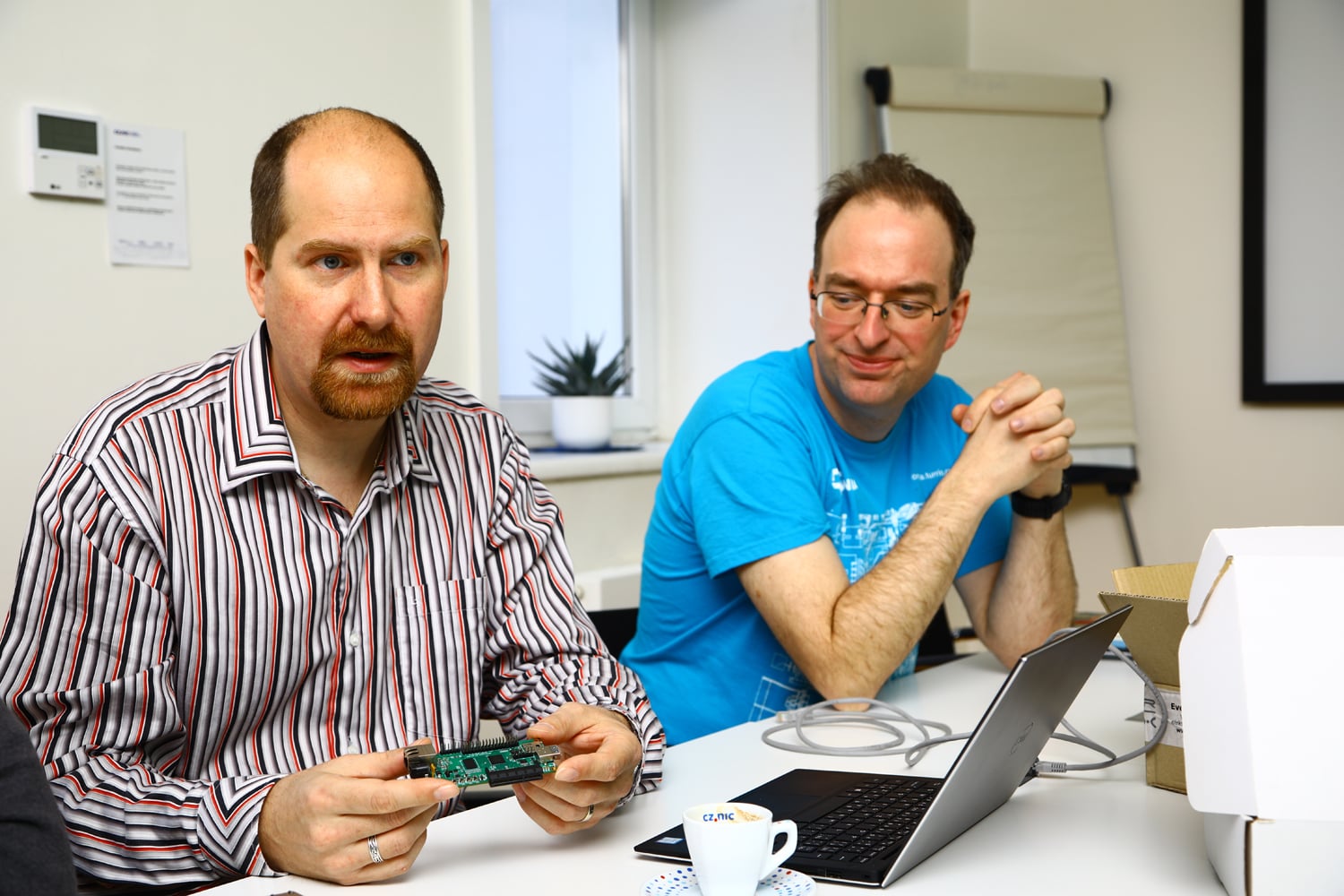 Za projektem stojí správce české národní domény, sdružení CZ.NIC. Na fotce je výkonný ředitel sdružení Ondřej Filip (vlevo) a vedoucí projektu Turris Patrick Zandl (vpravo).