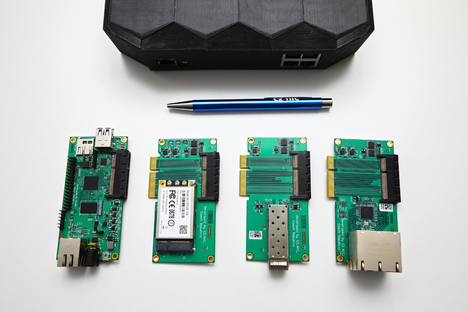 Turris Mox na začátku nabízí celkem čtyři moduly. Zleva: procesorová deska, karta s miniPCI Express slotem a slotem pro SIM kartu, SFP karta pro napojení například na optiku a ethernetový switch.