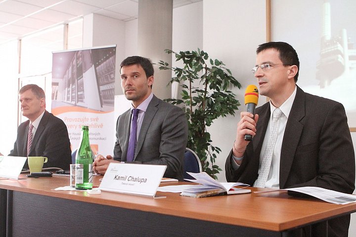 Tisková konference k oficiálnímu spuštění datacentra Tower Českých Radiokomunikací v prostorách televizního vysílače pražském na Žižkově. Zleva Marcel Procházka, manažer pro rozvoj služeb a strategie Českých Radiokomunikací, Kamil Levinský, generální ředitel Českých Radiokomunikací, Kamil Chalupa, Ogilvy Public Relations.