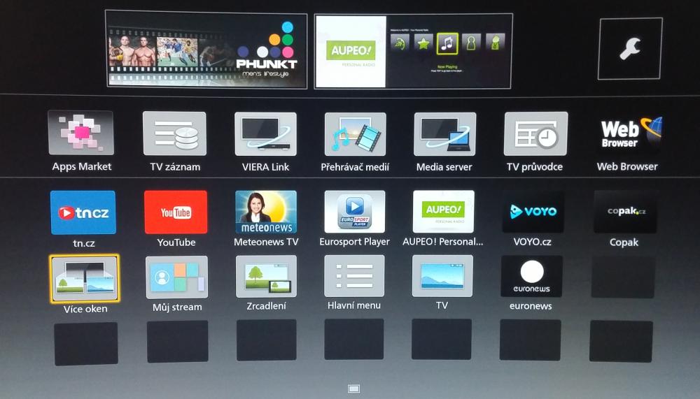 Nabídka funkcí na tlačítku APPS hned po instalaci. „Více oken“ zprovozní náhled ze dvou různých tunerů a například Zrcadlení vás propojí s mobilem či tabletem s Wi-Fi Miracast.