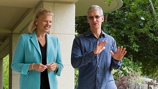 Šéf Applu Tim Cook a ředitelka IBM Virginia Rometty