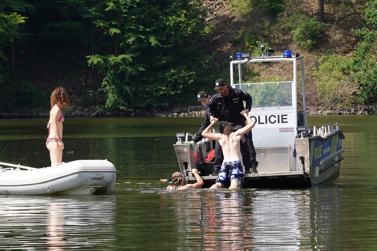 Osmidílný krimiseriál z prostředí policejních potápěčů nazvaný Pod hladinou najdete na Primě.