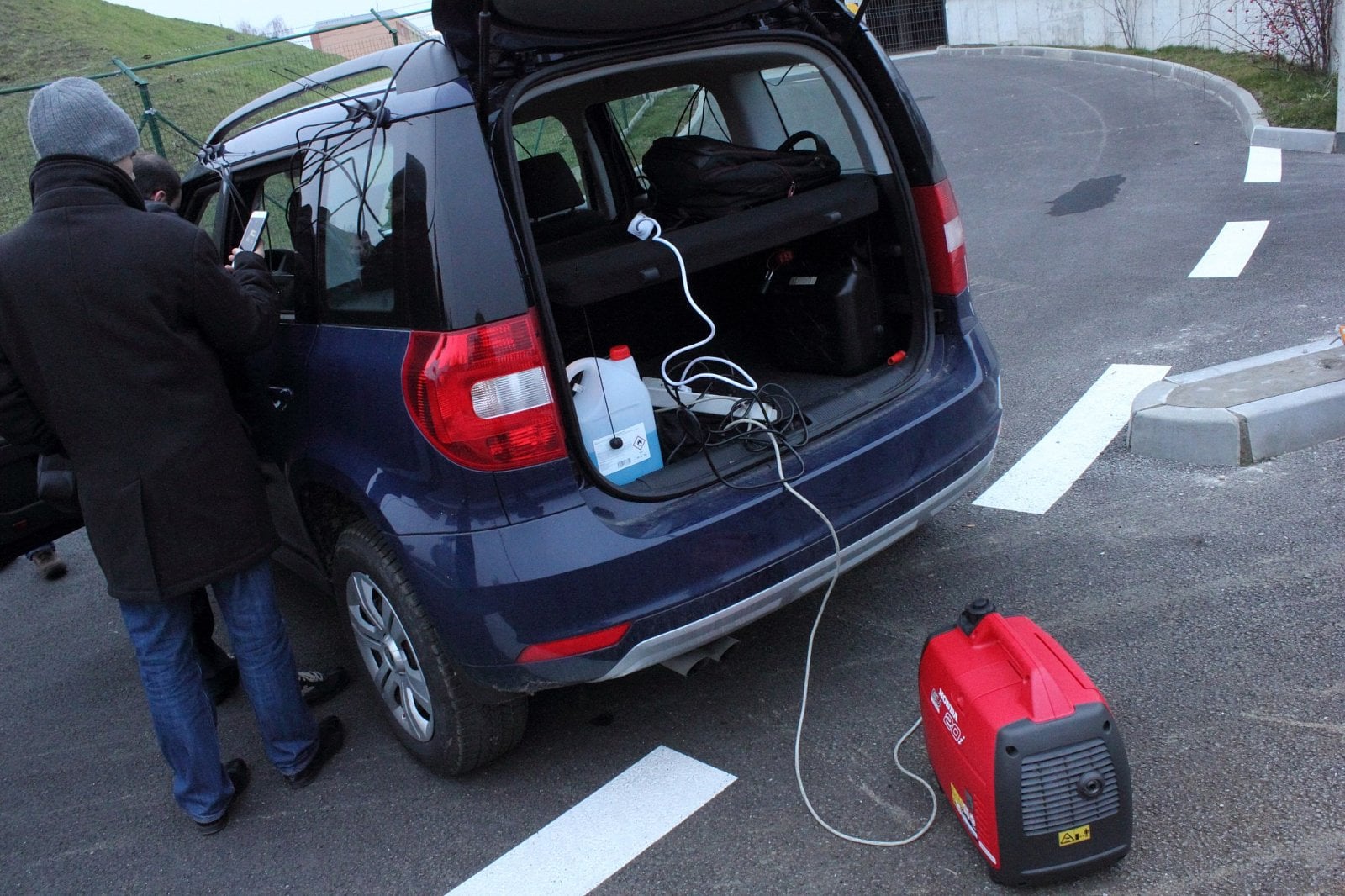 Žádné telefony nebo modemy, které by novou technologii zvládaly, se ještě neprodávají. Testovacím přijímačem tedy jsou v autě nainstalované terminály Huawei. K mobilnímu řešení daleko - každý například "žere" 400W.
