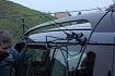 Auto je ověšené anténami. Tzv. 4,5G sítě (nebo, chcete-li, LTE Advanced Pro) jsou založené na agregaci více pásem. V případě O2 se kombinují pásma LTE800 FDD, LTE 1800 FDD, LTE2600 FDD a LTE2600 TDD. Využívají se technologie 4x4 MiMo a modulace 256QAM.