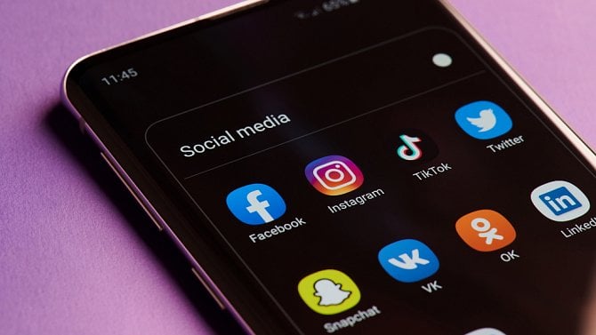 Sociální sítě - Facebook - Instagram - Twitter - TikTok - moblin