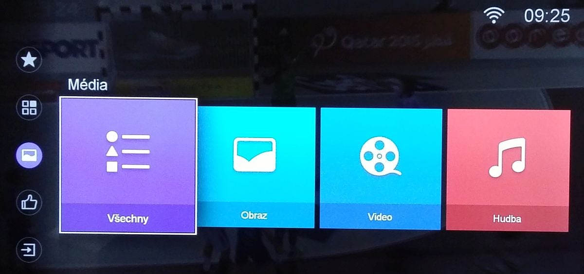 Multimédia dovolují přehrávání per partes i najednou. Bez potíží jsem se také přes DLNA dostal na disk počítače s Windows 10 aniž bych instaloval cokoli dodatečného. Bohužel v souborovém manageru se opět nedá kolovat.