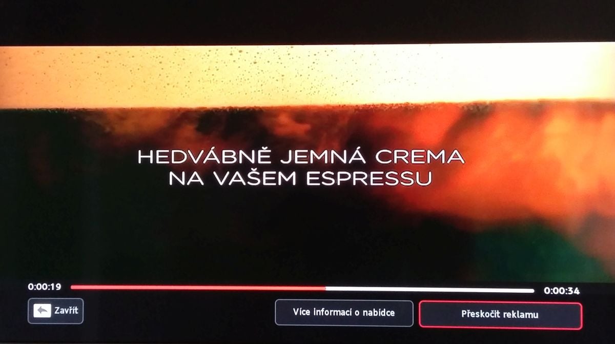 Aplikace HbbTV Prima Play si běžně nepamatuje, kde jste přehrávání pořadu ukončili. Po skončení reklamy to ale fungovalo. Naběhl pořad, skočil zcela na začátek a po chvíli za přehranou reklamu. Celý systém se v průběhu zkoušení vylepšoval a vylepšoval.