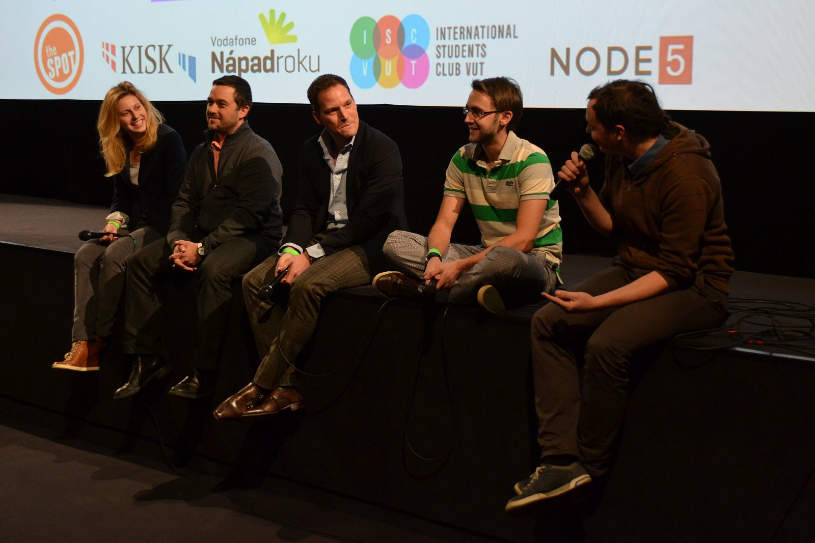 Beseda před projekcí: zleva Lenka Kučerová (StartupYard), Ondřej Bartoš (Credo Ventures), Felix Geyr (Telefónica/Wayra), Vít Horký (Brand Embassy); moderuje Vojta Bednář (Tyinternety.cz)