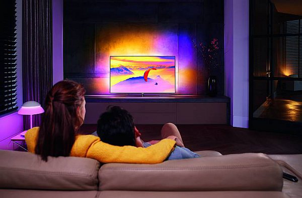 Ambilight u televizoru Philips 7600, kde jsou už i dva nové režimy – jeden hudební a druhý herní. Ten druhý se mi moc líbil a v ukázkové hře (nějaká „střílečka“) dokonce jakoby rozšiřoval děj až na stěnu. S tímhle TP Vision u pařmenů zaboduje!