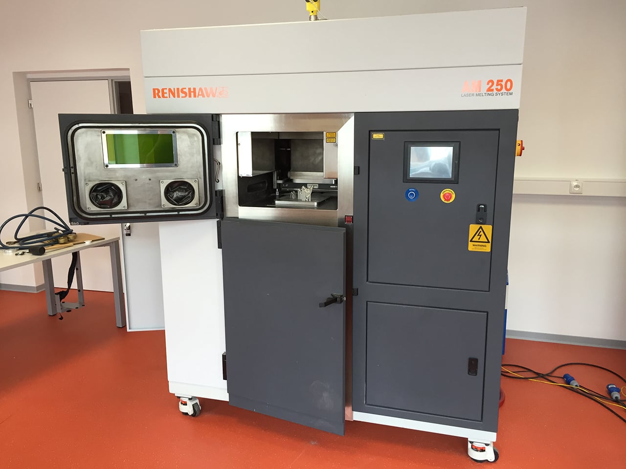 3D tiskárna Remishaw AM250 stála dvacet milionů.