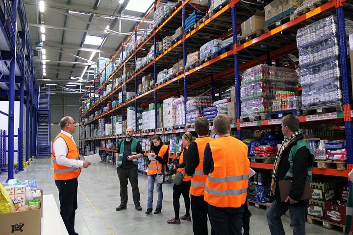 Online supermarket Kolonial.cz skladuje zboží na ploše asi 5300 metrů čtverečních v areálu v Rudné u Prahy. „Máme tady zboží od asi 200 dodavatelů, se kterými momentálně spolupracujeme,“ říká šéf obchodu Petr Vyhnálek.