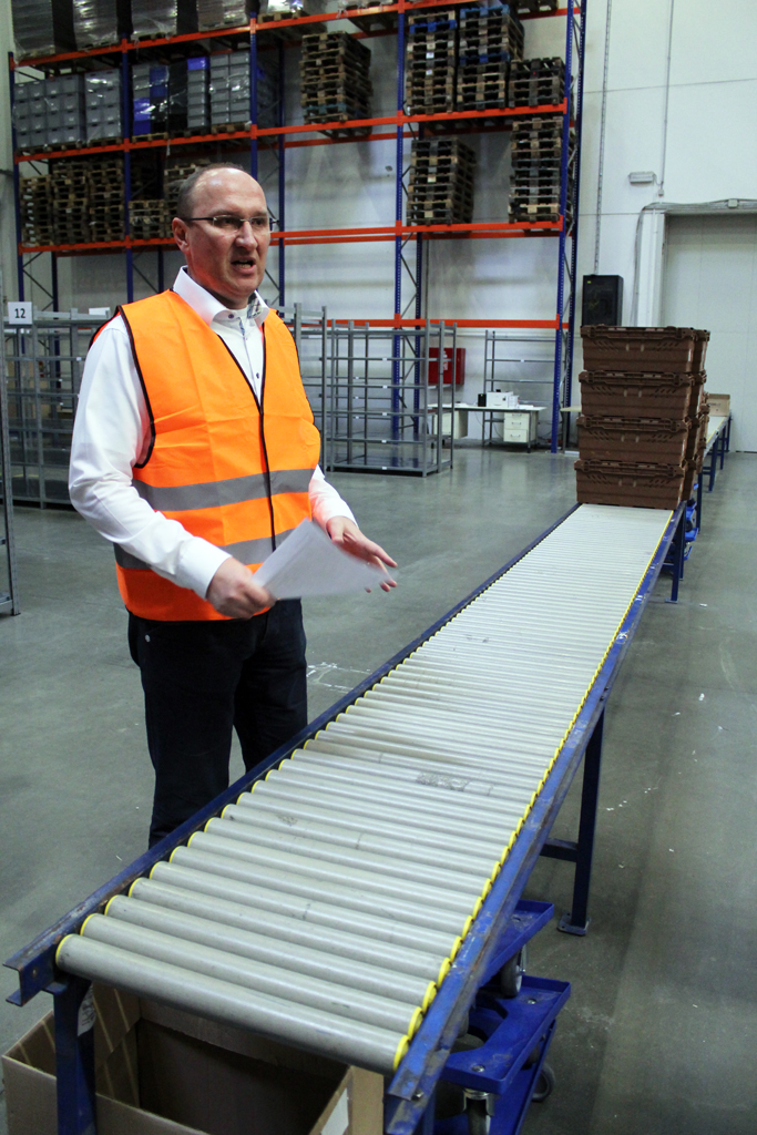 Jednotlivé nákupy se kompletují v expediční části skladu. Nejdřív je na řadě tzv. suché zboží, které nepotřebuje být v chladu.