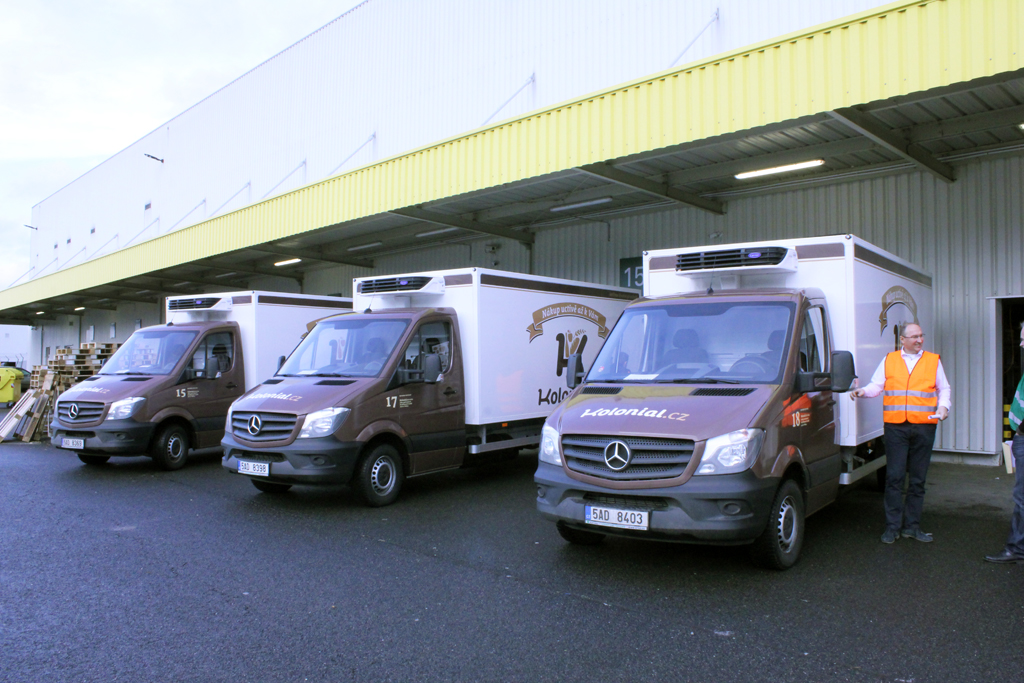 Počítačový systém řidičům určuje i pořadí, ve kterém mají bedýnky nakládat do dodávek - ty, které doručují nejdřív, musí být na kraji. Po naložení suché části se naloží čerstvé zboží, které dovážejí dodavatelé už natříděné do bedýnek k nákupům, a také zboží z chladicícho nebo mrazicího boxu.