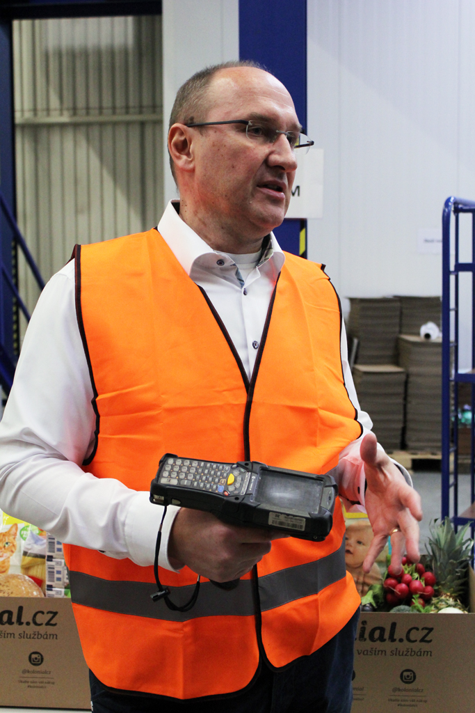 Skladovací systém běží na softwaru od SAPu. Cestu pickera skladem řídí ruční scanner.