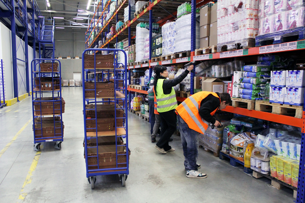 Každý výrobek je označen kódem a podobně jsou označeny také jednotlivé bedýnky. Načtením kódu tak picker systému potvrdí, že konkrétní zboží naložil do konkrétní bedýnky.