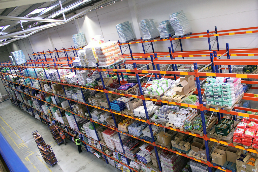 Na rozdíl od konkurenčního Rohlik.cz, který doručuje nákupy do 90 minut, doveze Kolonial.cz nákup až druhý den. „Když si objednáte do 12:00, dostanete nákup druhý den ráno, když do večera do 22:00, dostanete ho druhý den od 14:00,“ říká Vyhnálek. Je to podle něj cena za to, že lidé dostanou opravdu čerstvé zboží. Pečivo, ovoce či zeleninu totiž dodavatelé přivážejí až těsně předtím, než se nákup rozváží. Ani konkurence nicméně nemá zboží na skladě dlouho – Rohlík podle mluvčí Michaely Gregorové naskladňuje pečivo čtyřikrát za den a ovoce a zeleninu nejméně jednou za den.