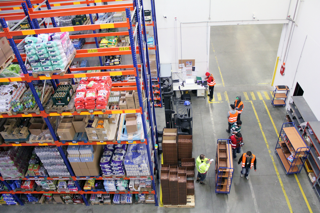 Kolonial.cz zatím rozváží nákupy v Praze, části středních Čech a v Plzni a jejím okolí. „Máme dnes určité limity v dojezdové vzdálenosti,“ říká Vyhnálek. „Už jen třeba kvůli tomu, že naše dodávky jezdí na CNG a pumpy nejsou všude,“ dodává. Další rozšíření pokryté oblasti je samozřejmě lákavé, nejdřív si ale firma musí spočítat, jestli se vyplatí. S rozšířením by také podle Vyhnálka musel přijít nějaký nový model distribuce – dojezd z jednoho skladu má své limity.