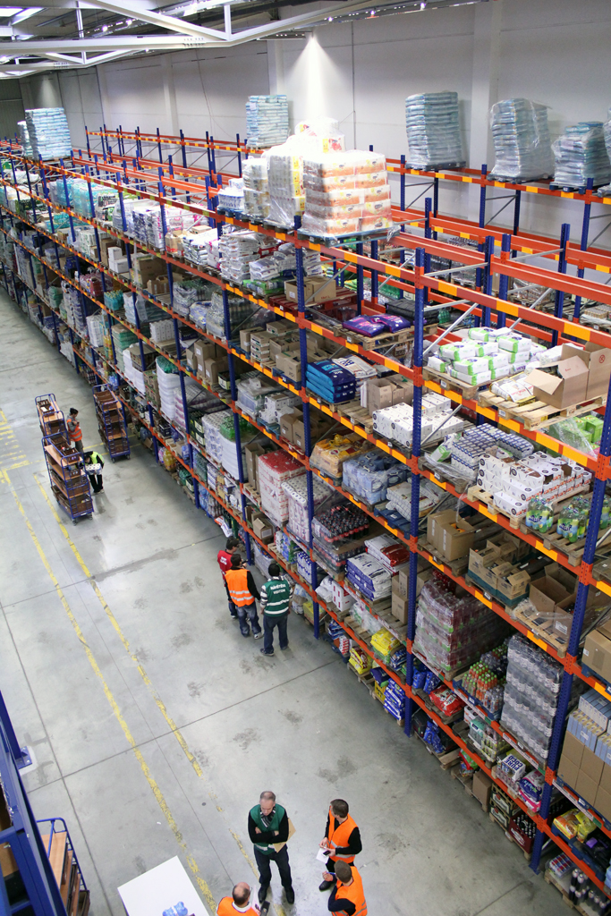 Kolonial.cz má v nabídce asi 9 tisíc položek. Ve skladu jich najdete kolem 6 tisíc. Další asi dva tisíce tvoří čerstvé zboží, hlavně ovoce a zelenina, kterou přivážejí dodavatelé až těsně před rozvozem nákupů.