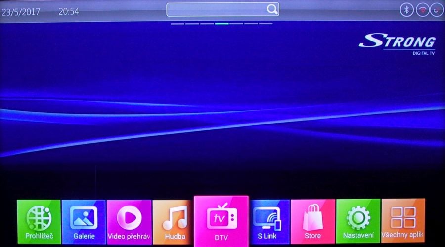 Domovské menu najdete na tlačítku domečku, kde jsou základní funkce a možnosti set-top boxu. Pokud si doinstalujete nějakou aplikaci, objeví se přímo na pracovní ploše.