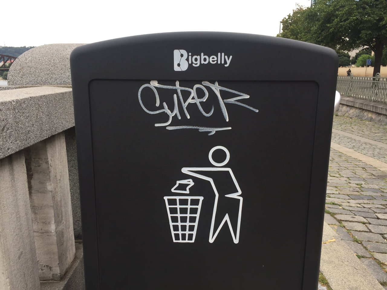 Chytré odpadkové koše Bigbelly v ulicích Prahy