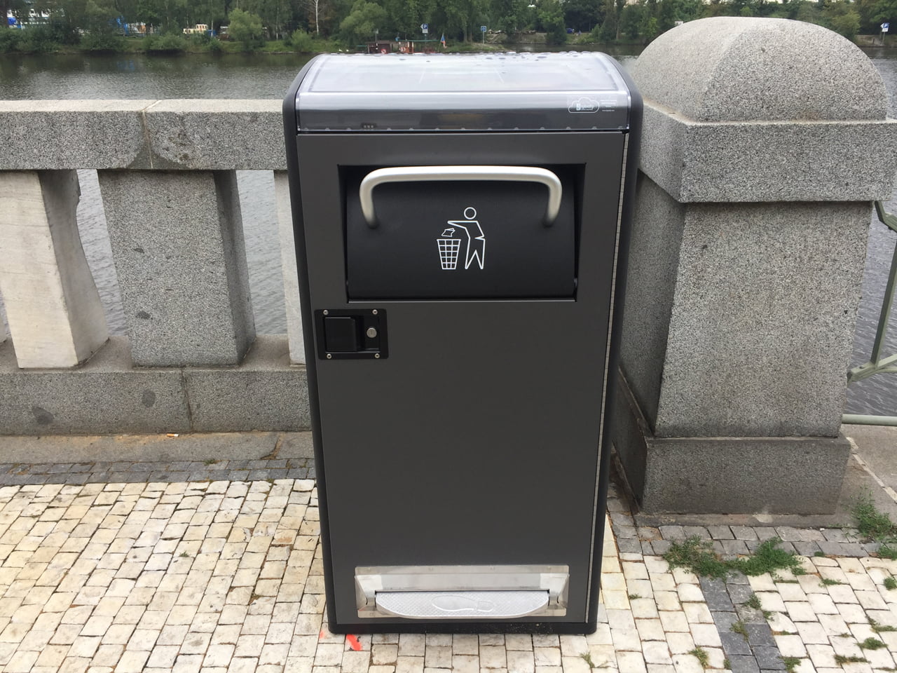 Chytré odpadkové koše Bigbelly v ulicích Prahy