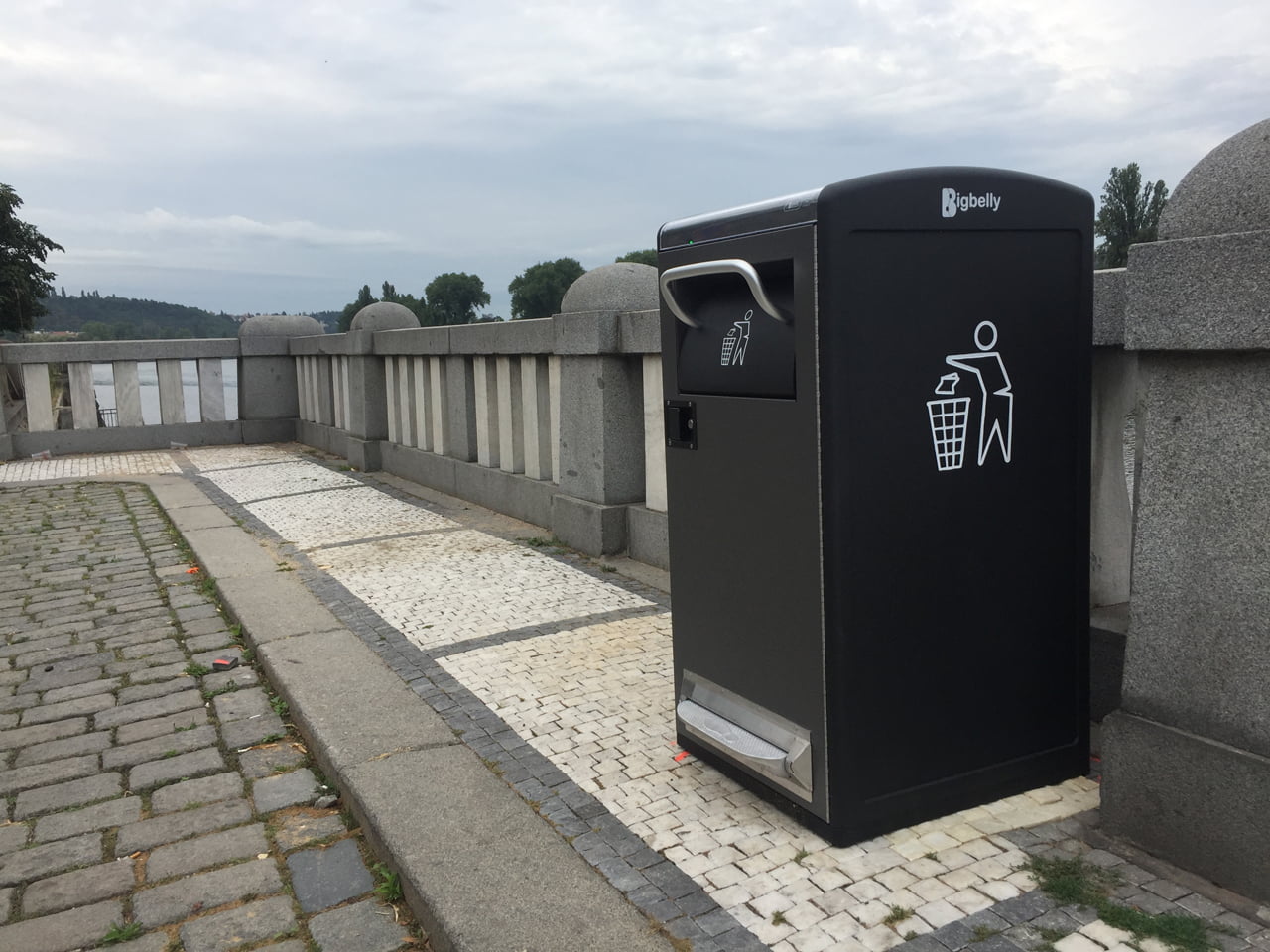 Chytré odpadkové koše Bigbelly v ulicích Prahy
