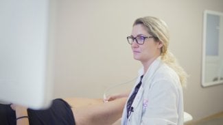 Křečové žíly nejsou jen estetický problém. Kdy je čas navštívit cévního chirurga?
