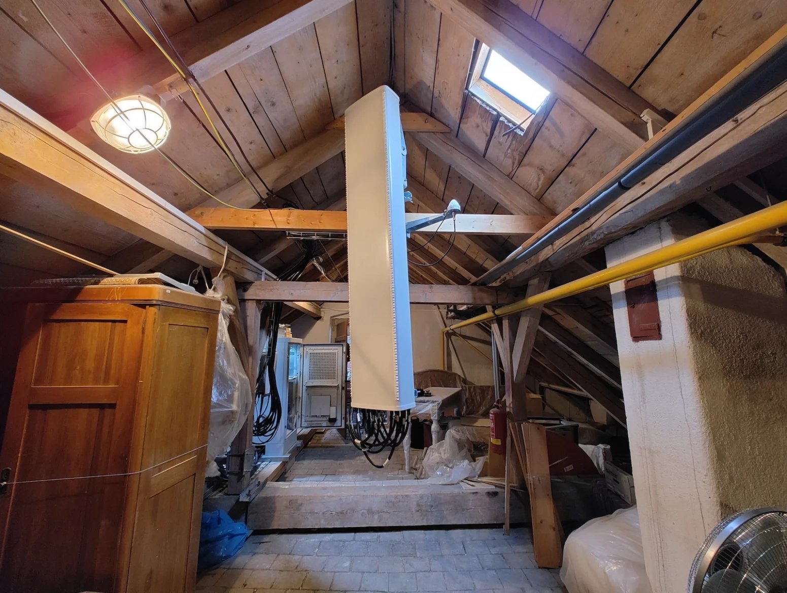 Mobilní vysílač CETINu a O2 na Arcibiskupství pražském