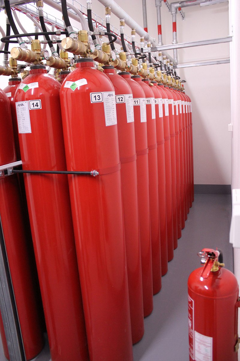 Být tím malým hasicím přístrojem, měli bychom trochu mindrák.