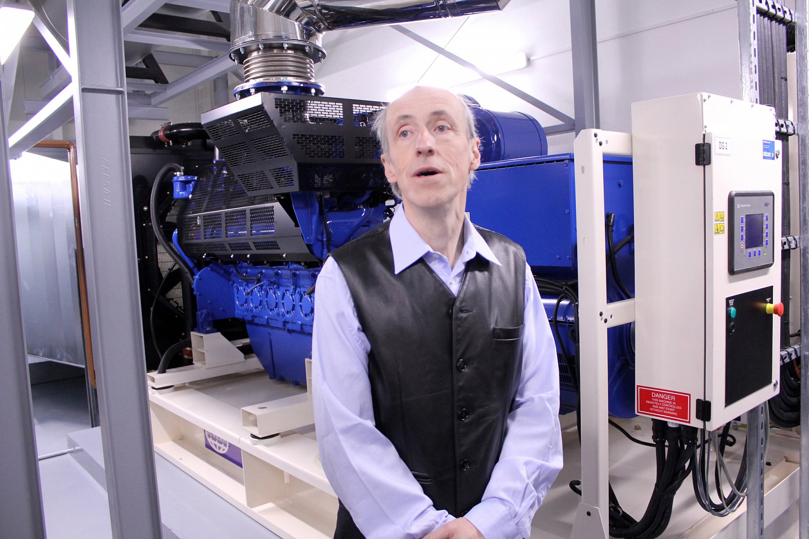 Zálohou Datasálu 1 jsou dva obří dieslové agregáty.