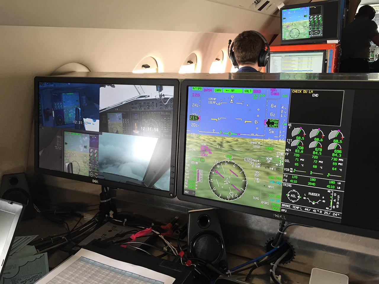 Pracovní stanice inženýrů. Vidí data v reálném čase a to, co vidí piloti.