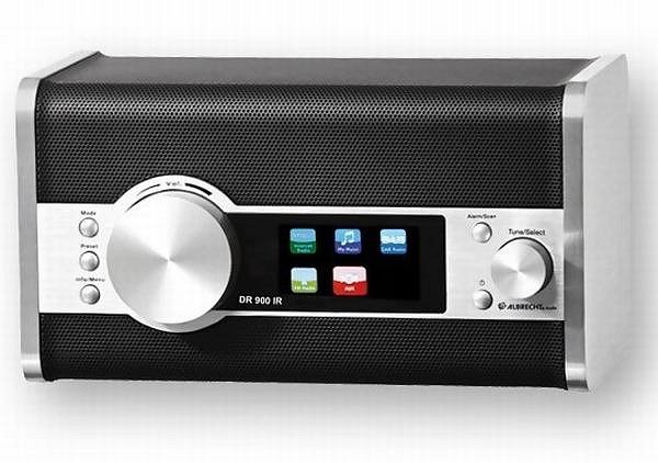 Technicistní vzhled Albrecht DR 900BT IR trochu potlačují velké otočné voliče hlasitosti a ladění. Vše je zabaleno do kovu a na snímku vidíte i kovovou krycí mřížku pod kterou jsou i reproduktory. Přijímač nabízí 2x 5 wattů, Bluetooth a tunery pro FM a DAB+. Sáhnout ale můžete i po rádiích internetových.