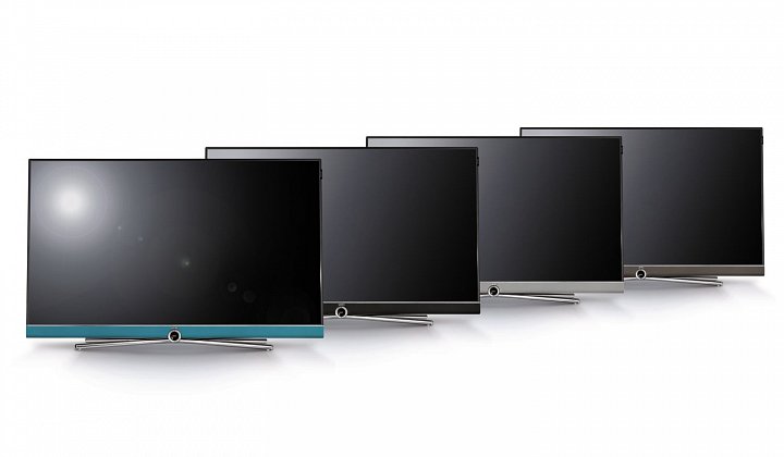 Loewe Connect 40 má, stejně jako drtivá většina ostatní nabídky, možnost bohatě uzpůsobit televizor nejen co do výběru stojanu, ale třeba i barvy rámečku. Na snímku vidíte všechny barevné verze a základní stojan mimochodem vynikající (viz recenze – odkaz výše).