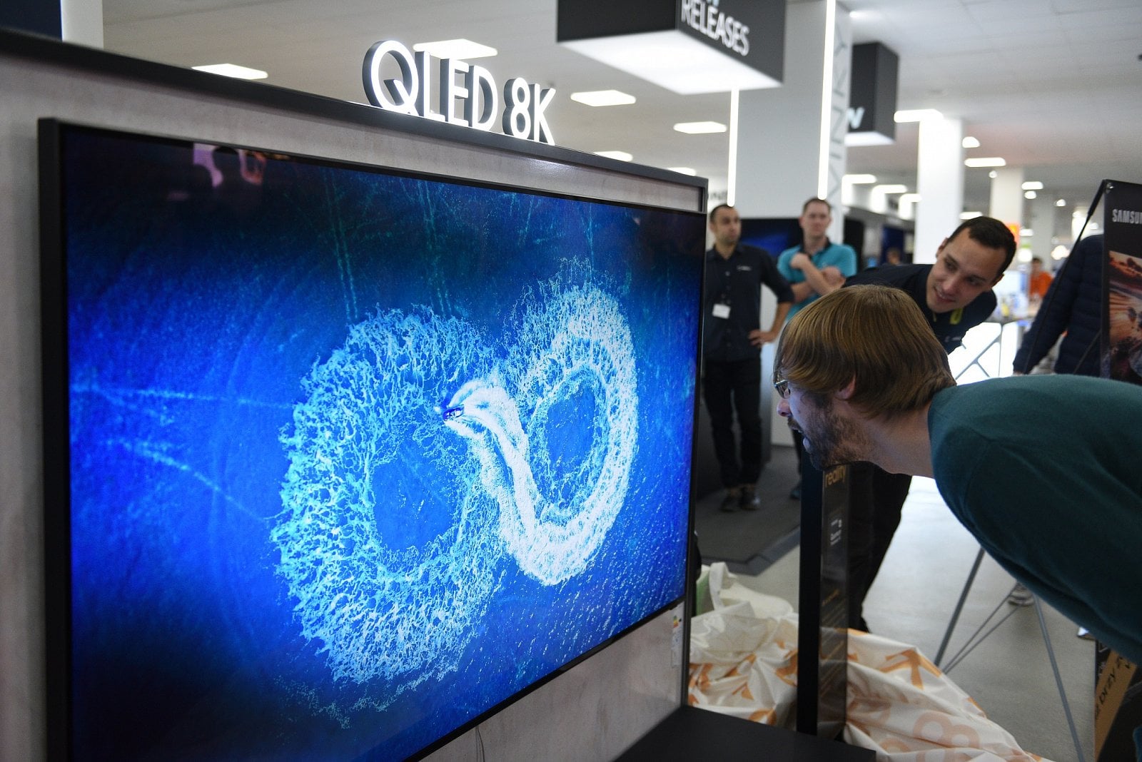 Samsung 8K QLED v Alze