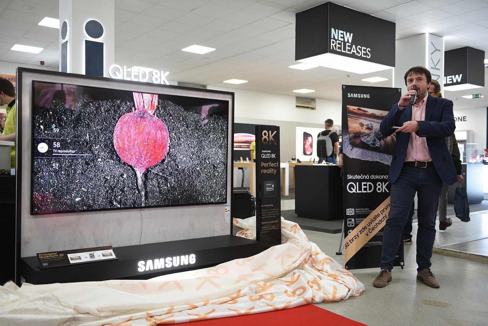 Samsung 8K QLED v Alze