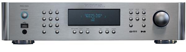 Rotel RDG-1520 o podivné šířce 431 mm je s 24.990 Kč nejdražším komponentovým přístrojem našeho přehledu. Má zabudován převodník Wolfson 192 kHz/24 bitů a podporuje maximální bitový tok 320 Kb/s.