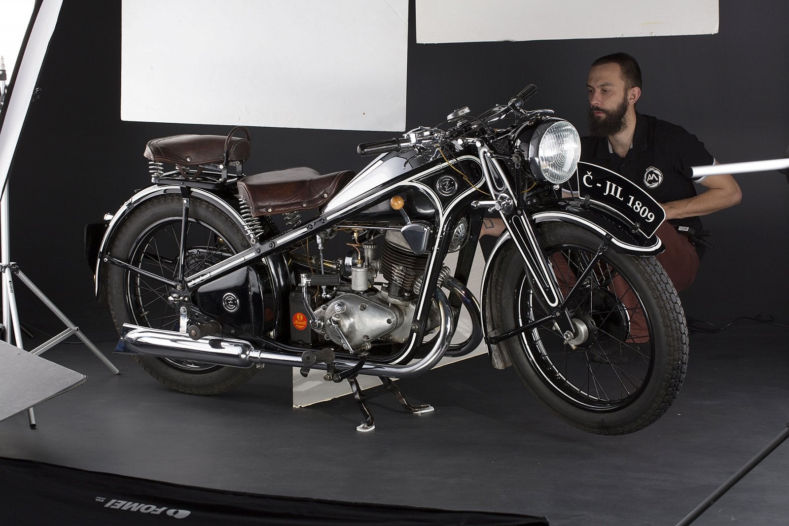 A další den trvala postprodukce. „Retuš dělali přitom dva lidé,“ doplňuje Vlček. V případě historického motocyklu to bylo podobné. Nejhorší byly právě odlesky.