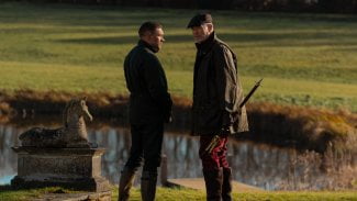 Tom Hardy a Pierce Brosnan v seriálu Země gangů (Mobland).