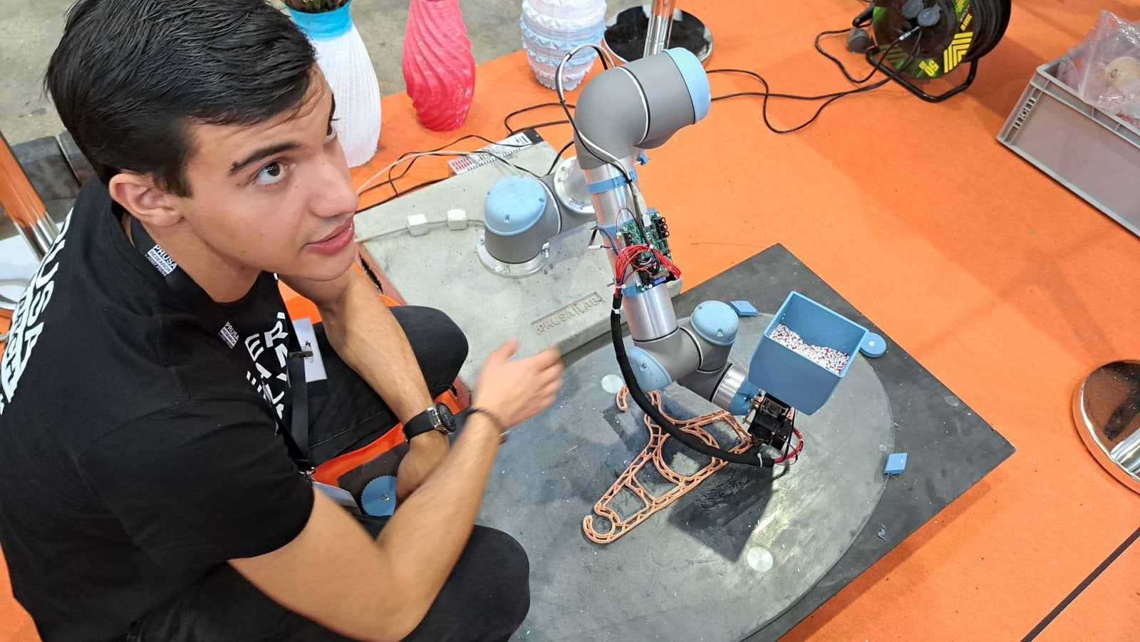 Co s nepodařeným 3D výtiskem? Rozdrtit a zrecyklovat! Pod robotickou rukou z plastové drtě vznikala třeba praktická ramínka na šaty.