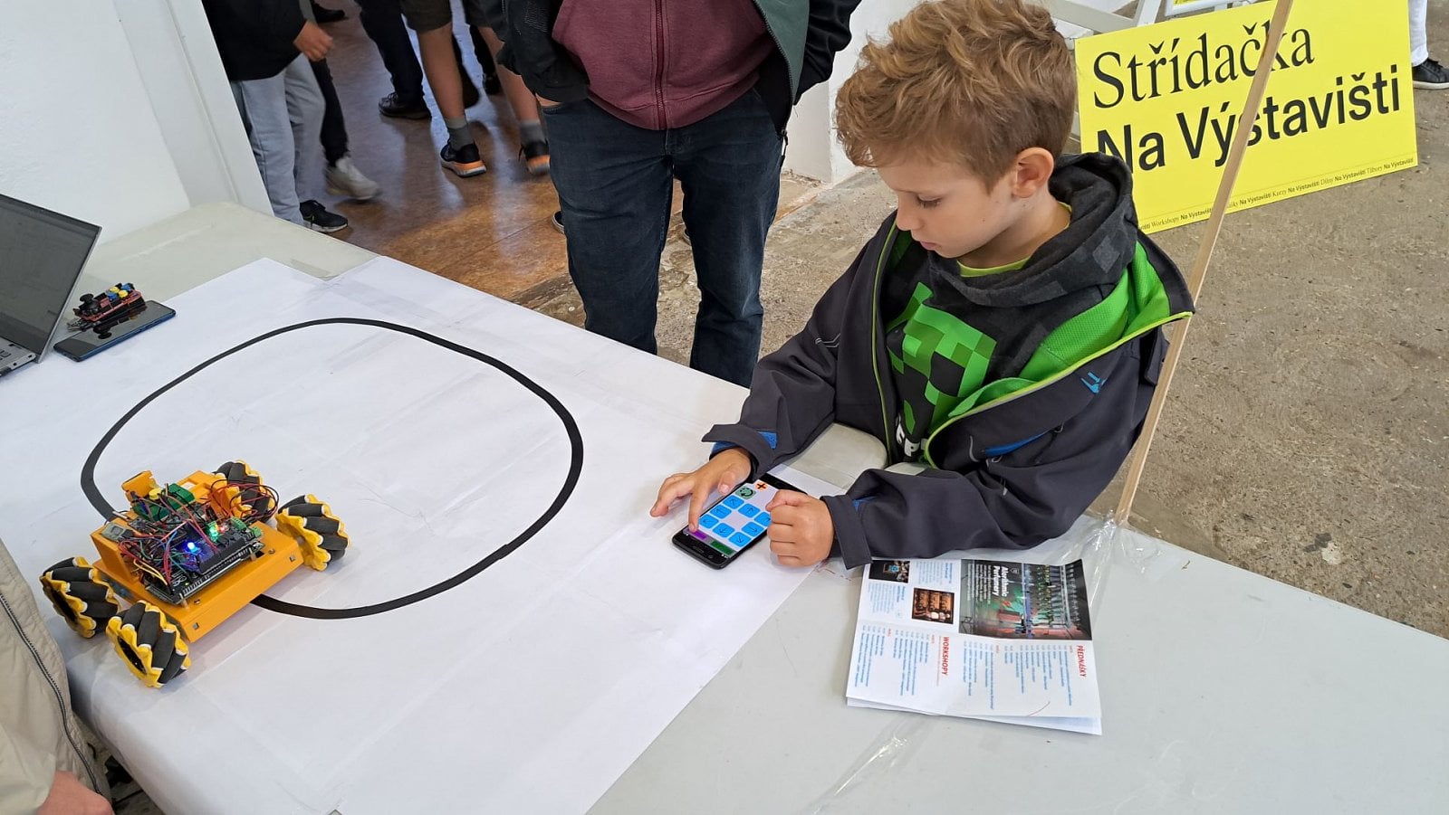 Velký prostor na veletrhu byl věnován podchycení zájmu o robotiku a techniku obecně u dětí a studentů. Naučili se, jak fixem a mobilem ovládat robota.