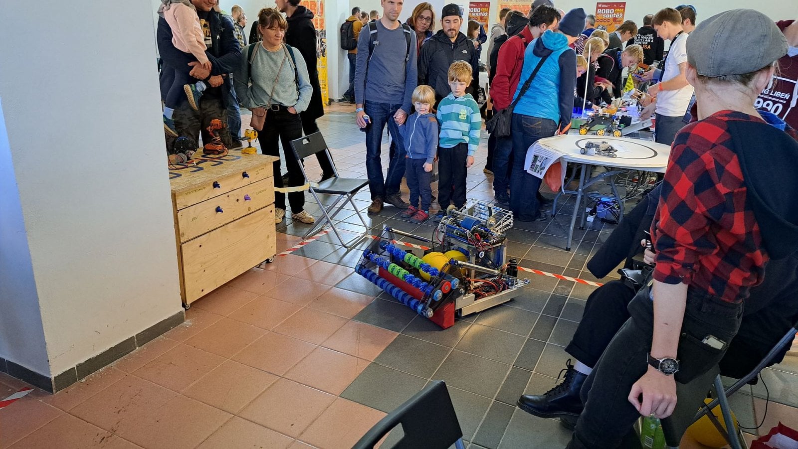 Velkou oblibu u dětí si vydobyl robot, který si s nimi házel žlutými molitanovými koulemi. Vrácený arsenál neúnavně nabíral předními posuvníky a po pečlivém zamíření střílel do náručí nadšených přihlížejících.
