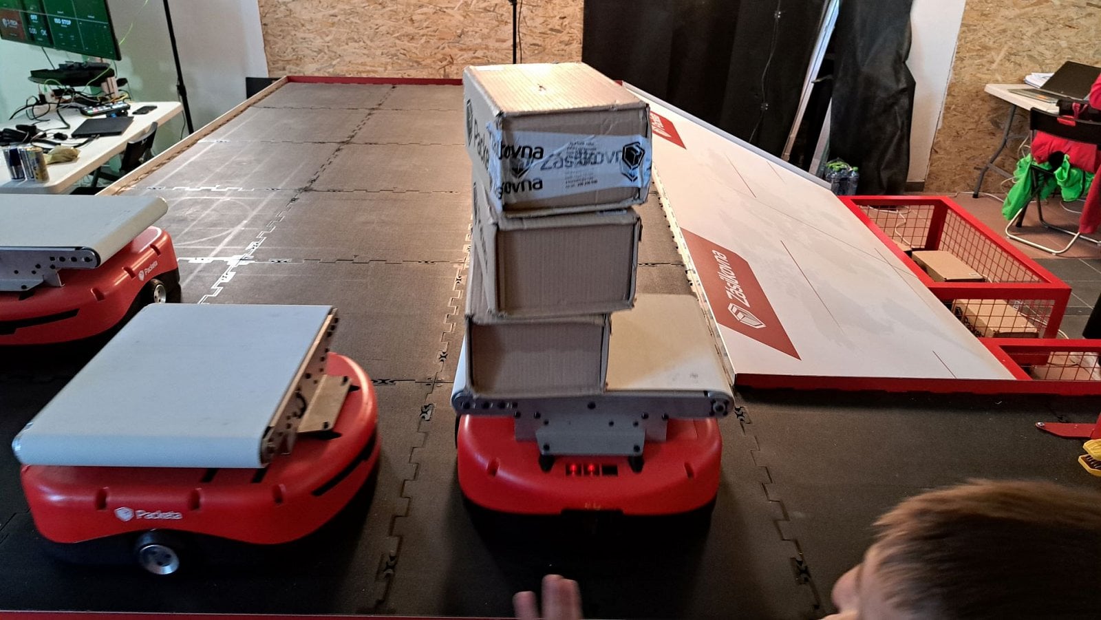 Něco málo ze své logistiky odhalila i Zásilkovna. Bylo možné si vyzkoušet automatické třídění balíků. Po načtení QR kódu chytrý vozík poznal, do které klece má balíček uložit.