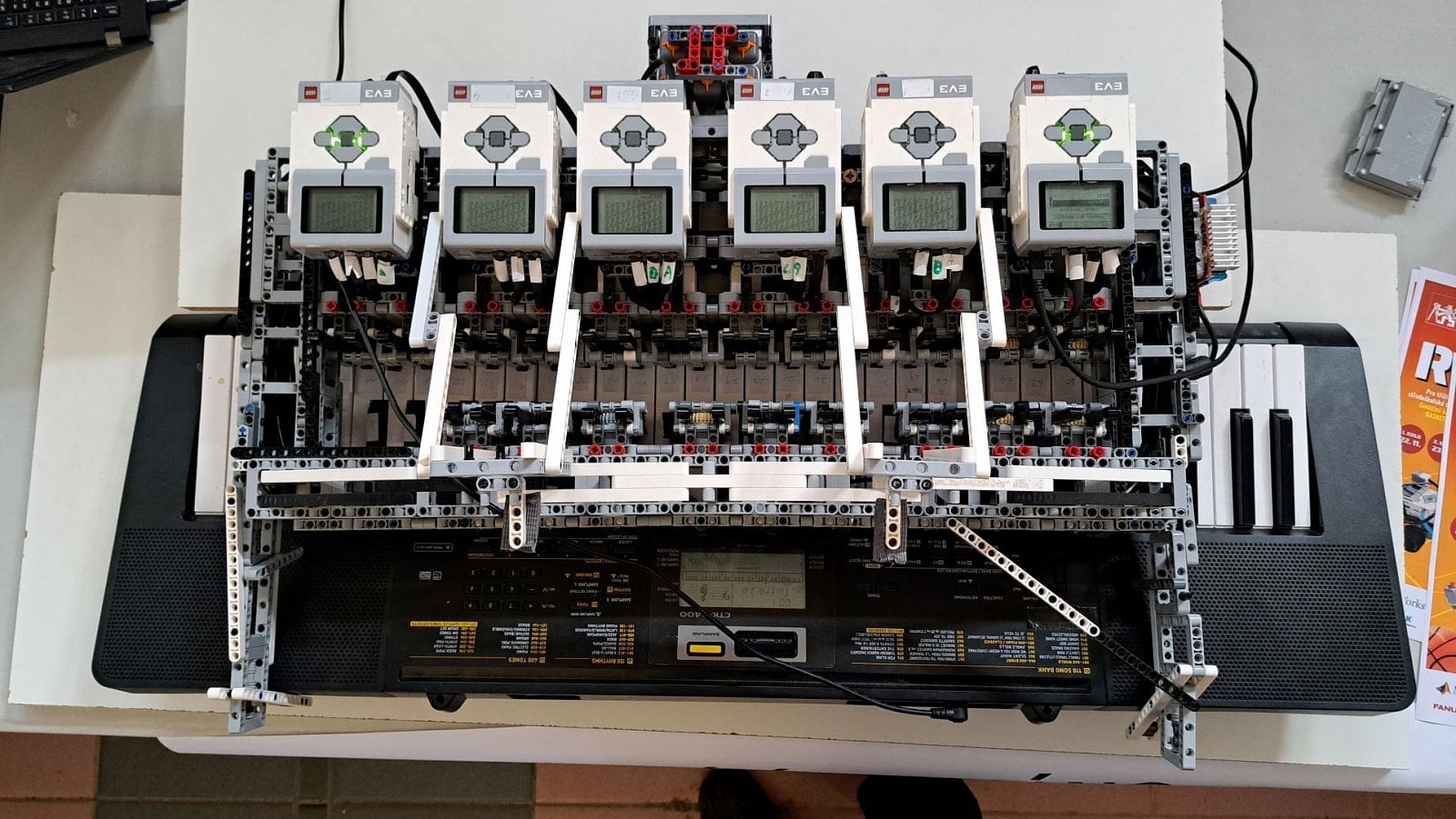 Propojená sestava komponent z Lego Technics se pustila do hry na klávesy. Dynamiku úhozů a jejich načasování by to chtělo ještě vyladit, skladba se ale z toho poznat dala.