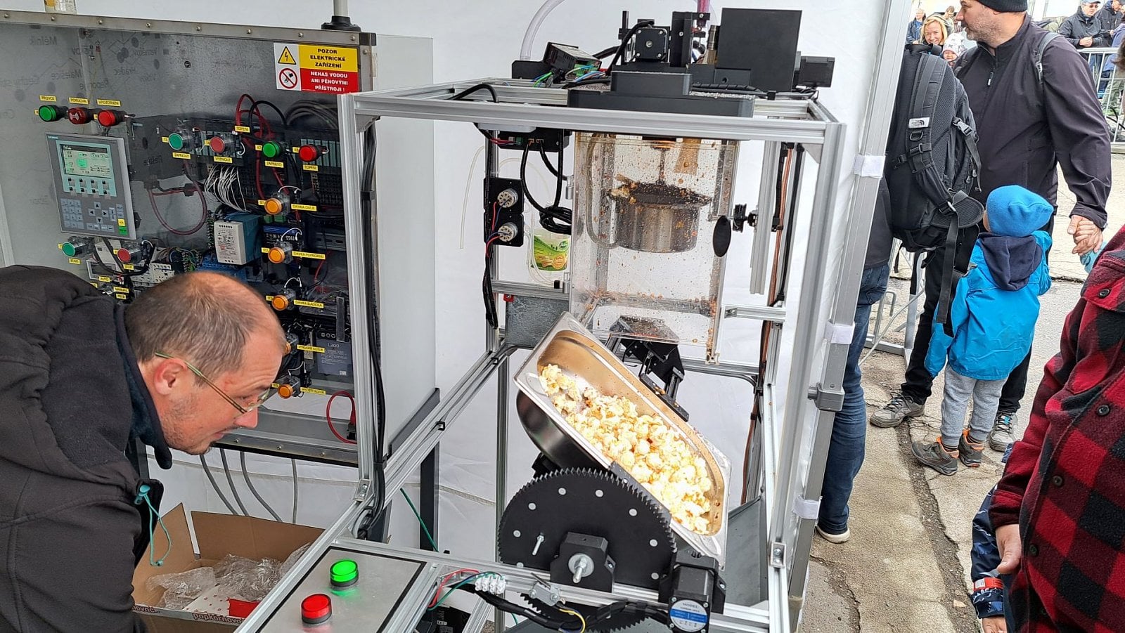 Je libo popcorn? Celou výrobu od nasypání kukuřice a příchutí do zásobníku až po nasáčkování jednotlivých porcí řídí průmyslový počítač.